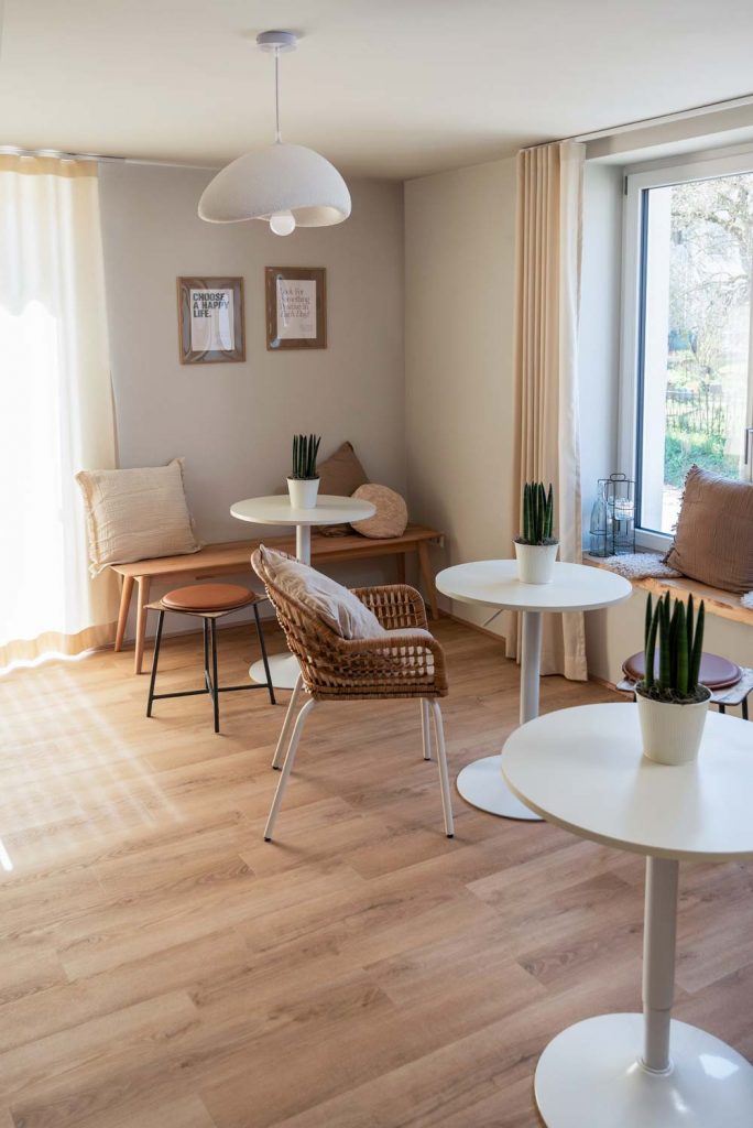 Wartebereich der Praxis – moderne Einrichtung mit Naturmaterialien