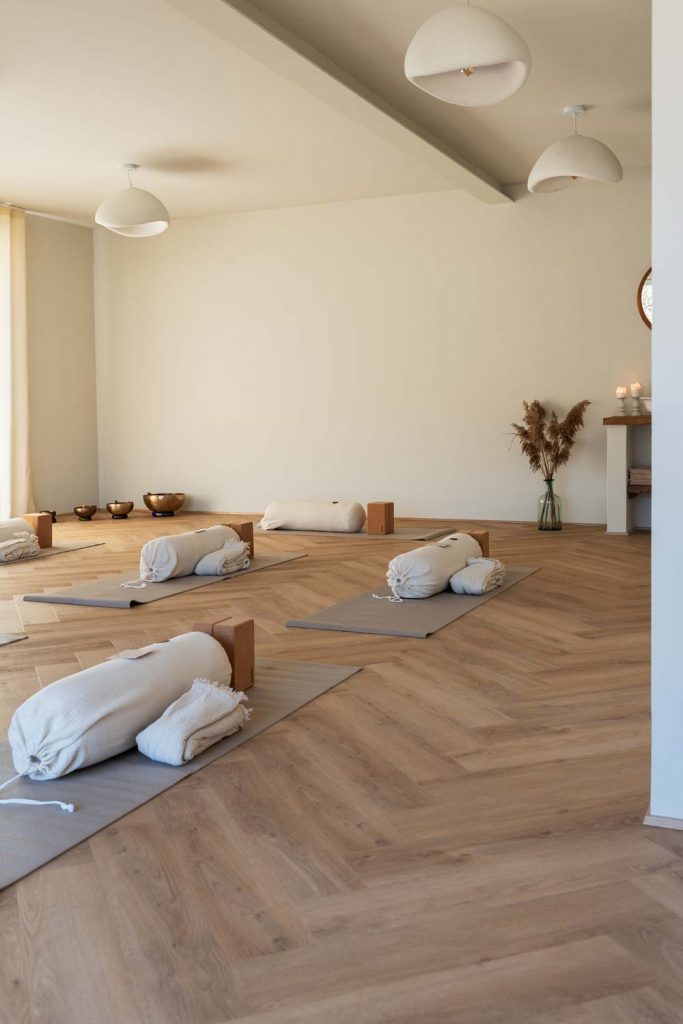 Yogaraum mit Matten und Hilfsmitteln – bereit für die nächste Stunde in der Naturheilpraxis von Christin Rupp im Bibertal